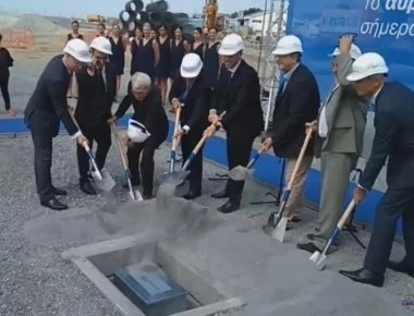 «Εργατικό ατύχημα» για τον Μπουτάρη στο νέο αεροδρόμιο «Μακεδονία» - Του έπεσε το κράνος ενώ έσκαβε (βίντεο)